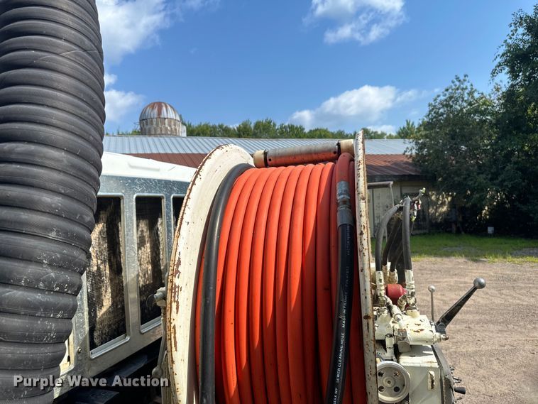 image for item EB2900 1999 International 2674 vacuum truck