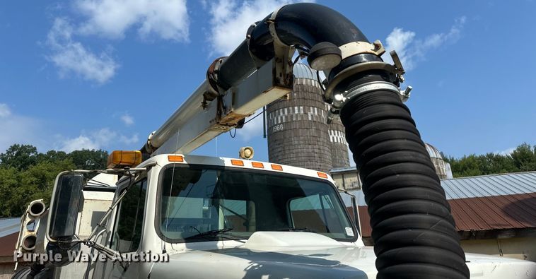 image for item EB2900 1999 International 2674 vacuum truck