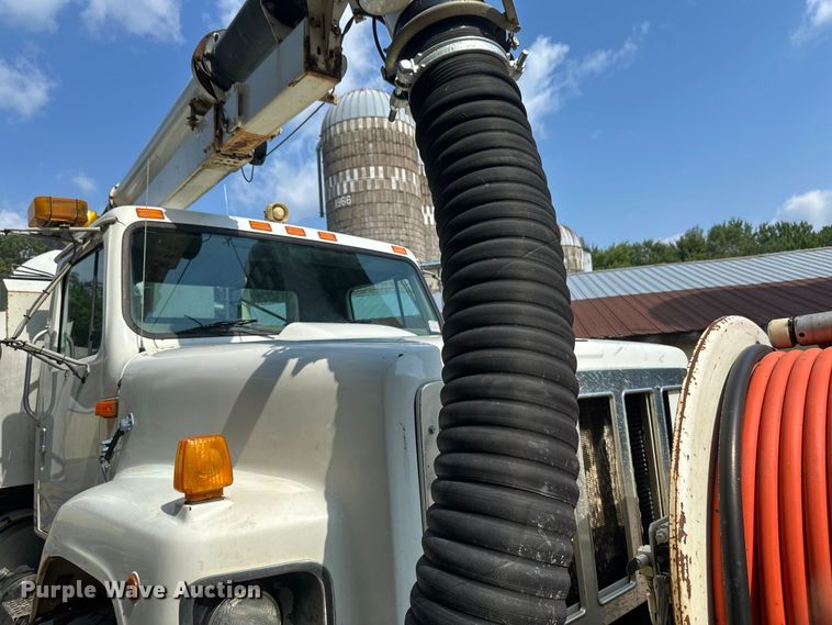 image for item EB2900 1999 International 2674 vacuum truck