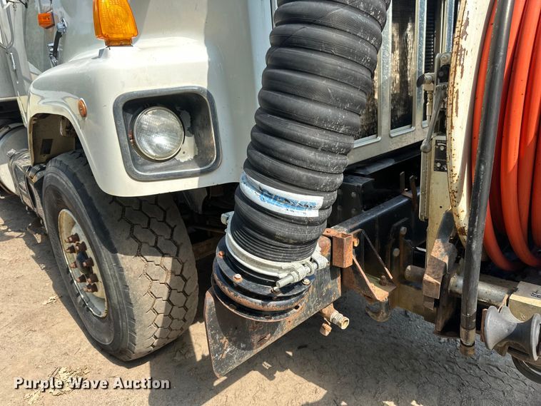 image for item EB2900 1999 International 2674 vacuum truck