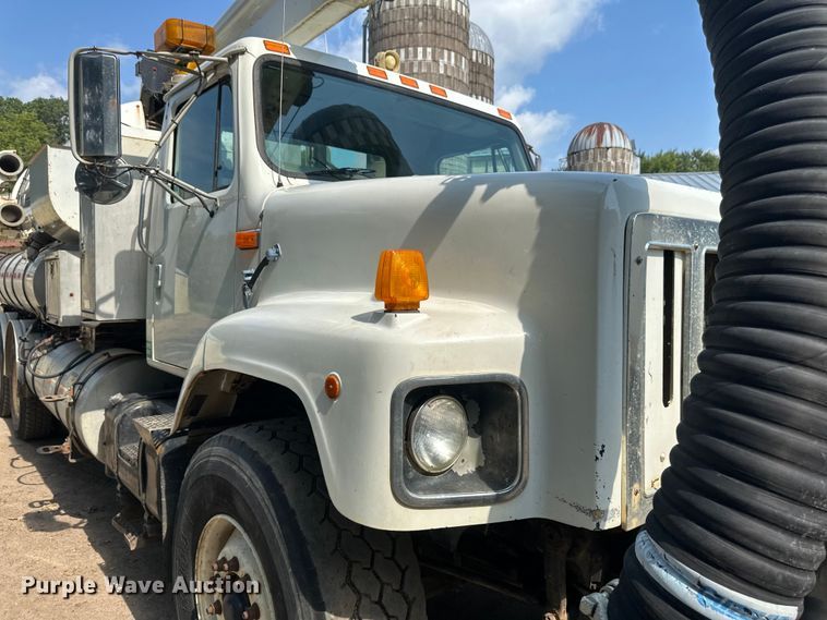 image for item EB2900 1999 International 2674 vacuum truck
