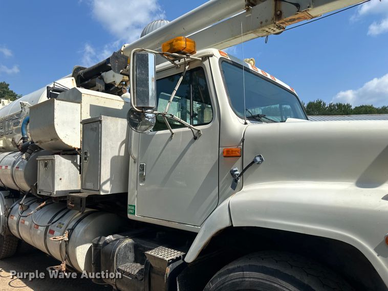 image for item EB2900 1999 International 2674 vacuum truck