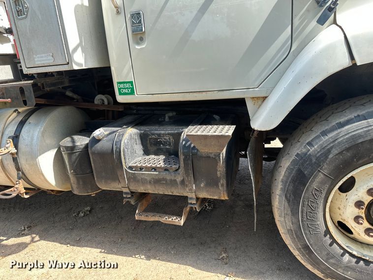 image for item EB2900 1999 International 2674 vacuum truck