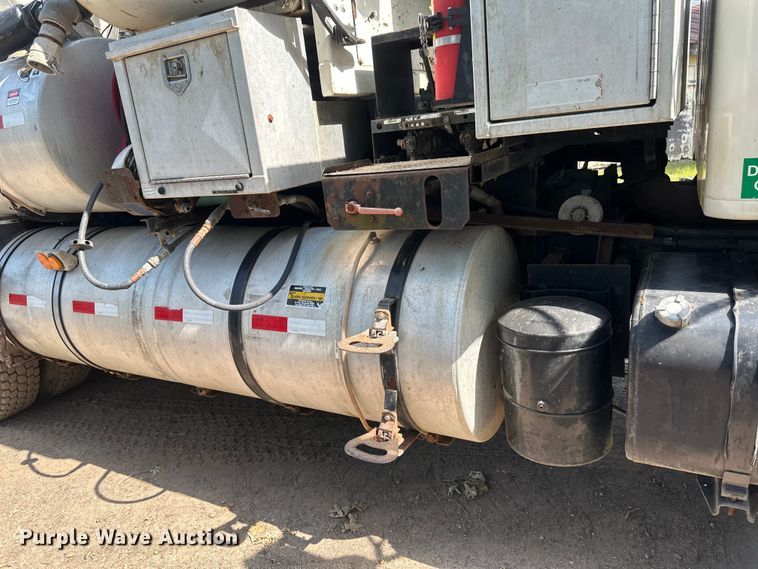 image for item EB2900 1999 International 2674 vacuum truck