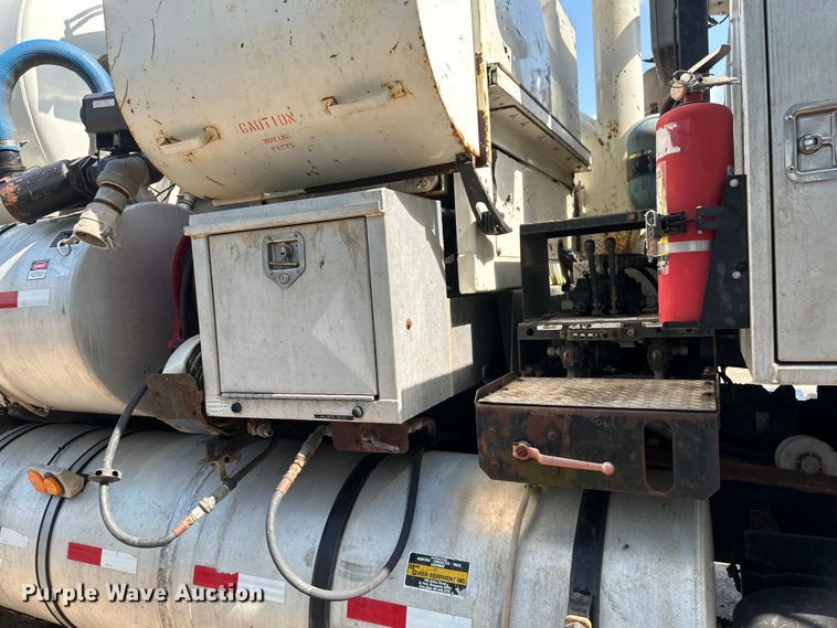 image for item EB2900 1999 International 2674 vacuum truck