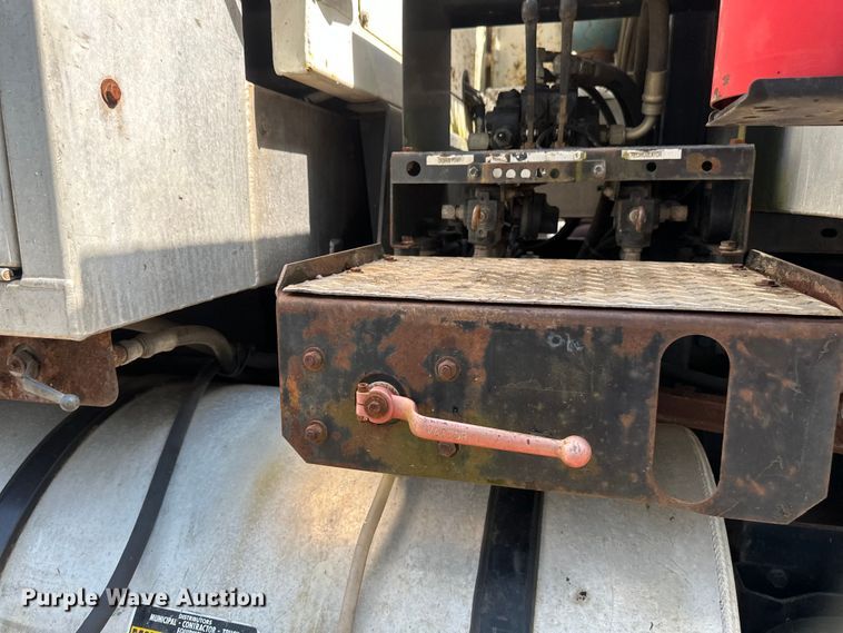 image for item EB2900 1999 International 2674 vacuum truck