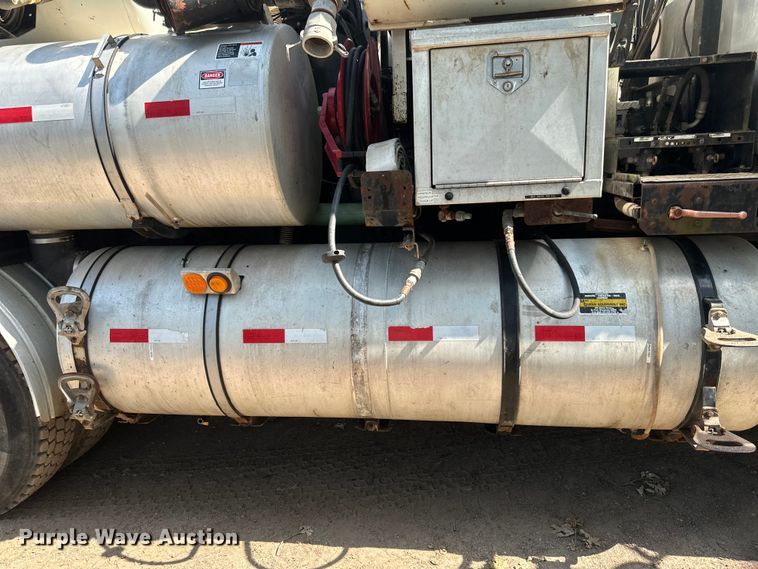 image for item EB2900 1999 International 2674 vacuum truck