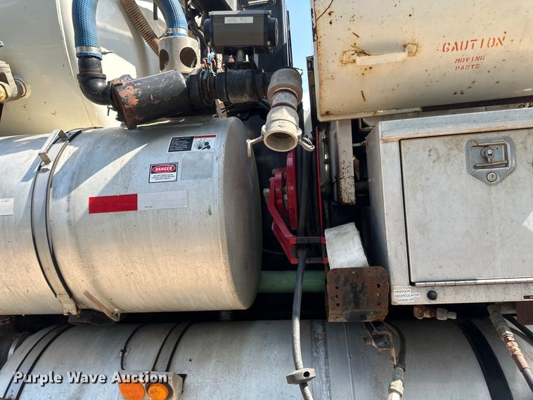 image for item EB2900 1999 International 2674 vacuum truck