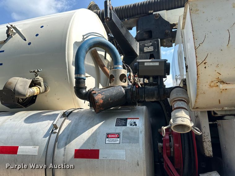 image for item EB2900 1999 International 2674 vacuum truck