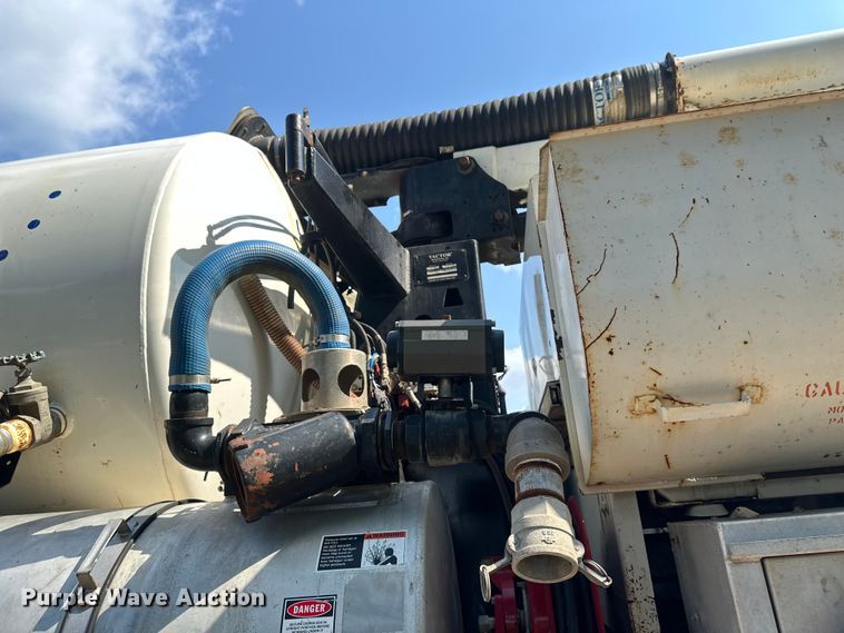 image for item EB2900 1999 International 2674 vacuum truck