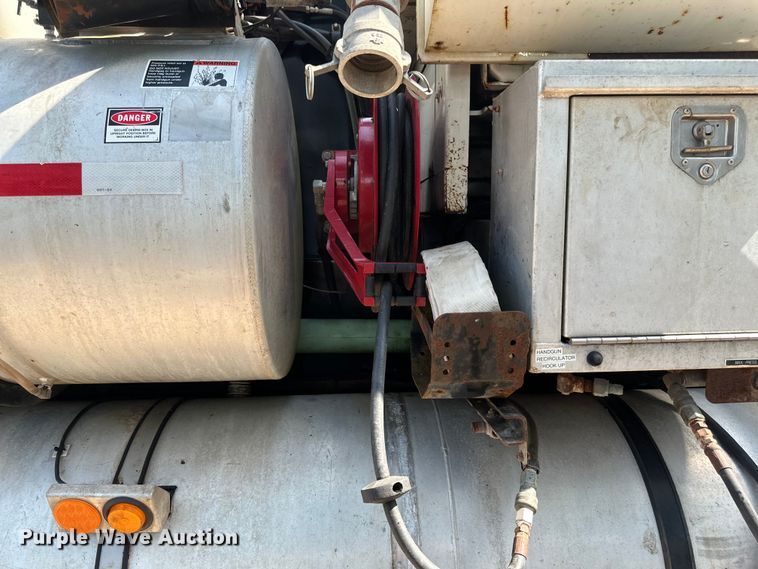 image for item EB2900 1999 International 2674 vacuum truck