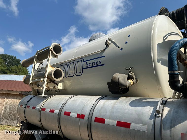 image for item EB2900 1999 International 2674 vacuum truck