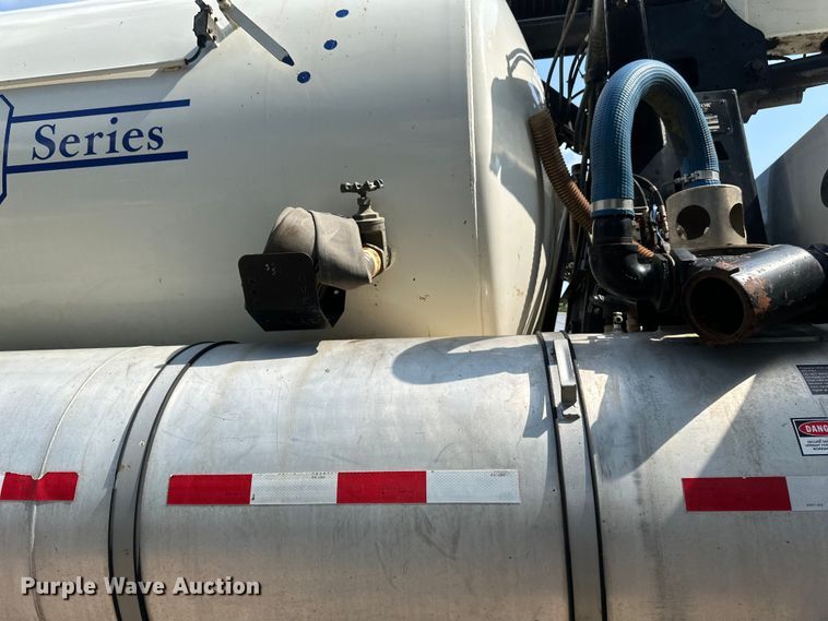 image for item EB2900 1999 International 2674 vacuum truck