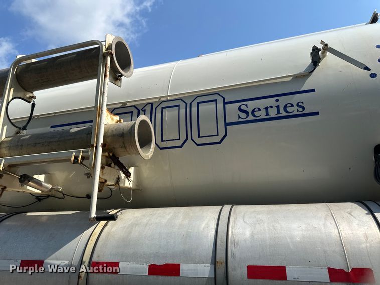 image for item EB2900 1999 International 2674 vacuum truck