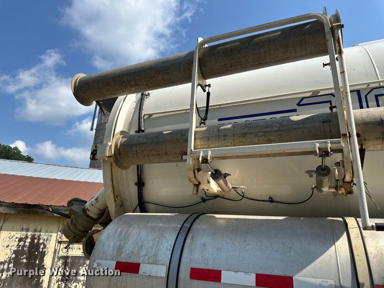 image for item EB2900 1999 International 2674 vacuum truck