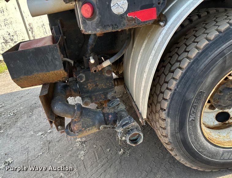 image for item EB2900 1999 International 2674 vacuum truck