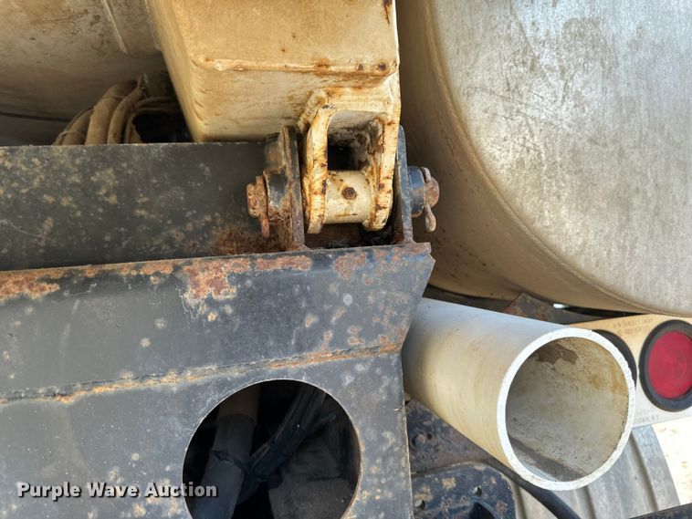 image for item EB2900 1999 International 2674 vacuum truck