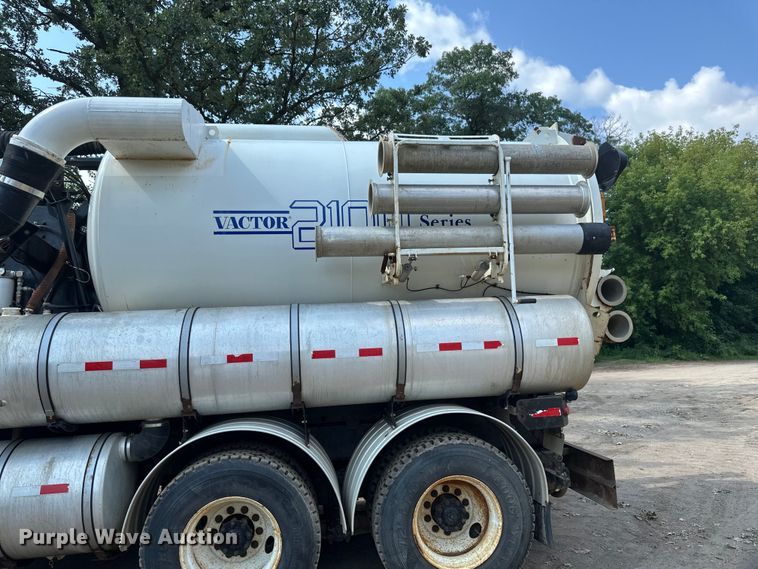 image for item EB2900 1999 International 2674 vacuum truck