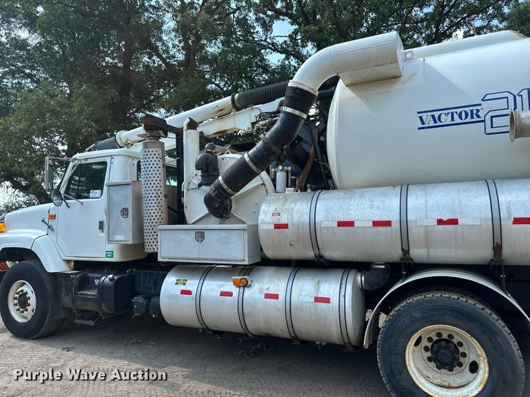 image for item EB2900 1999 International 2674 vacuum truck