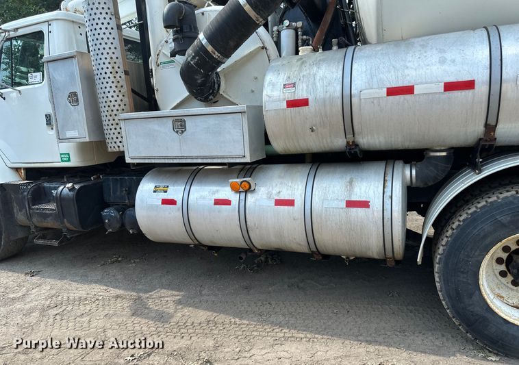 image for item EB2900 1999 International 2674 vacuum truck