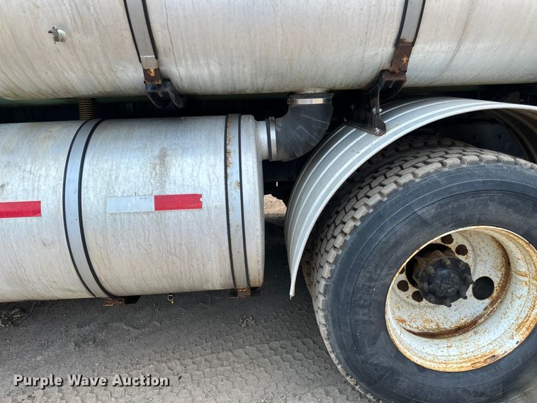 image for item EB2900 1999 International 2674 vacuum truck