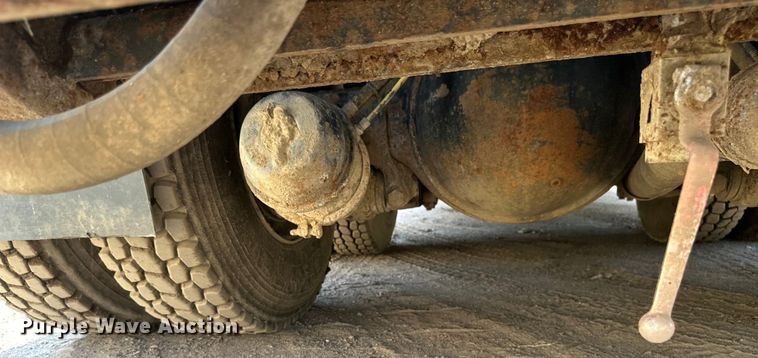 image for item EB2900 1999 International 2674 vacuum truck