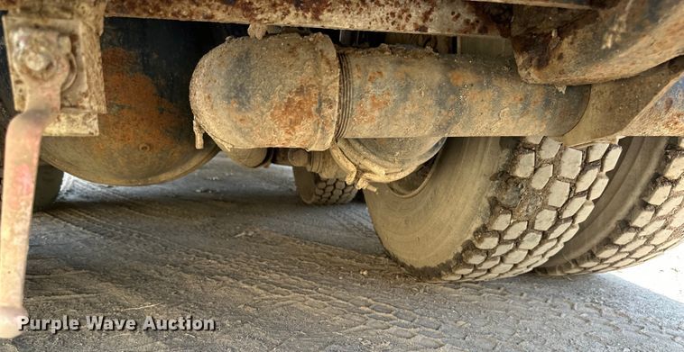 image for item EB2900 1999 International 2674 vacuum truck