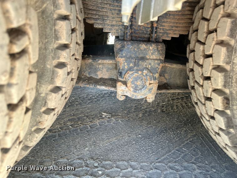 image for item EB2900 1999 International 2674 vacuum truck