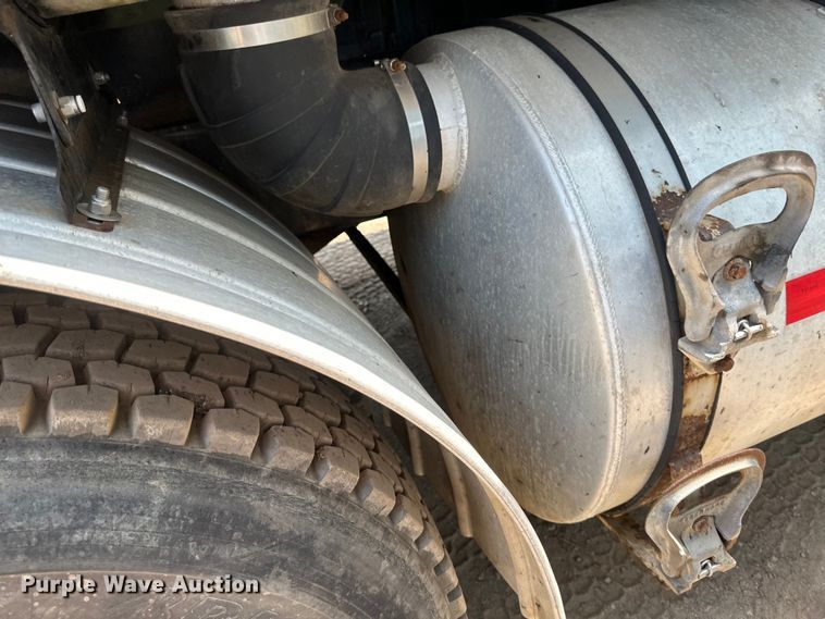 image for item EB2900 1999 International 2674 vacuum truck