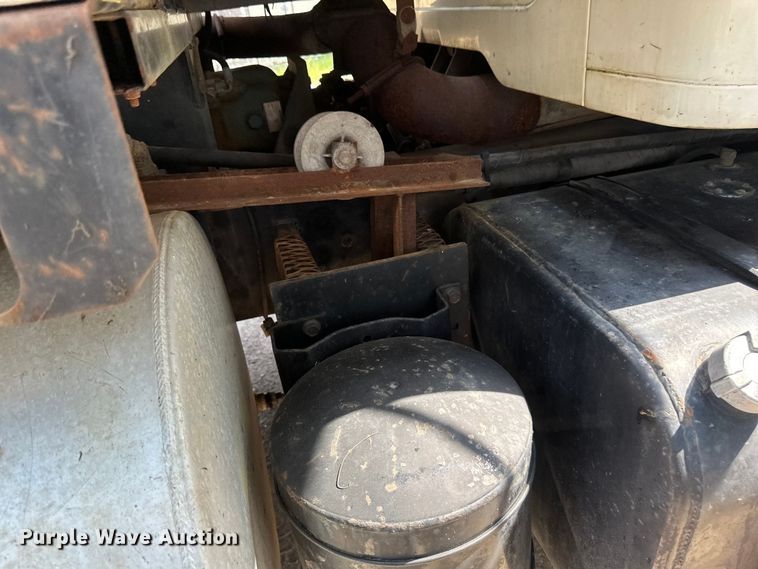 image for item EB2900 1999 International 2674 vacuum truck