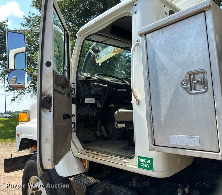 image for item EB2900 1999 International 2674 vacuum truck