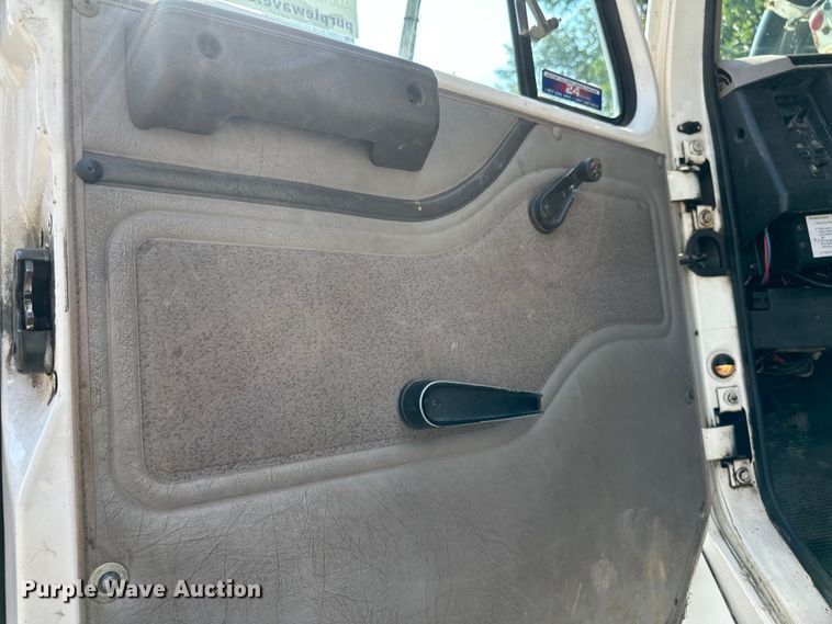 image for item EB2900 1999 International 2674 vacuum truck