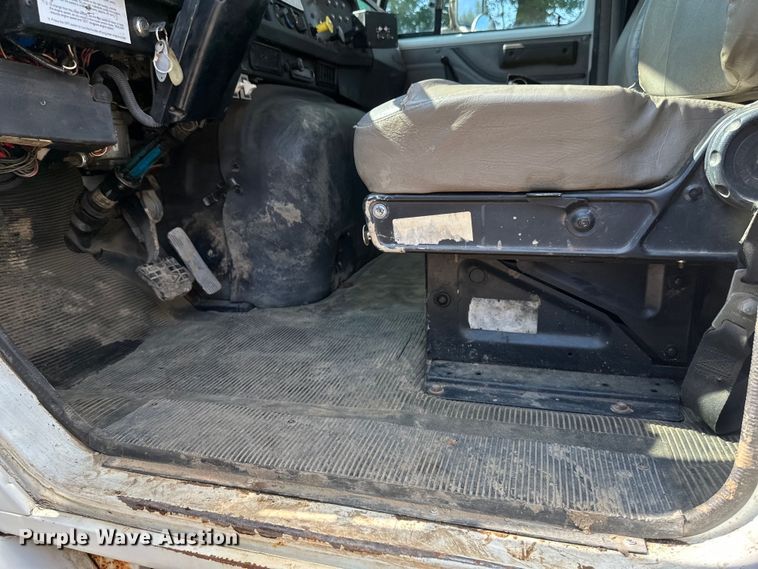 image for item EB2900 1999 International 2674 vacuum truck