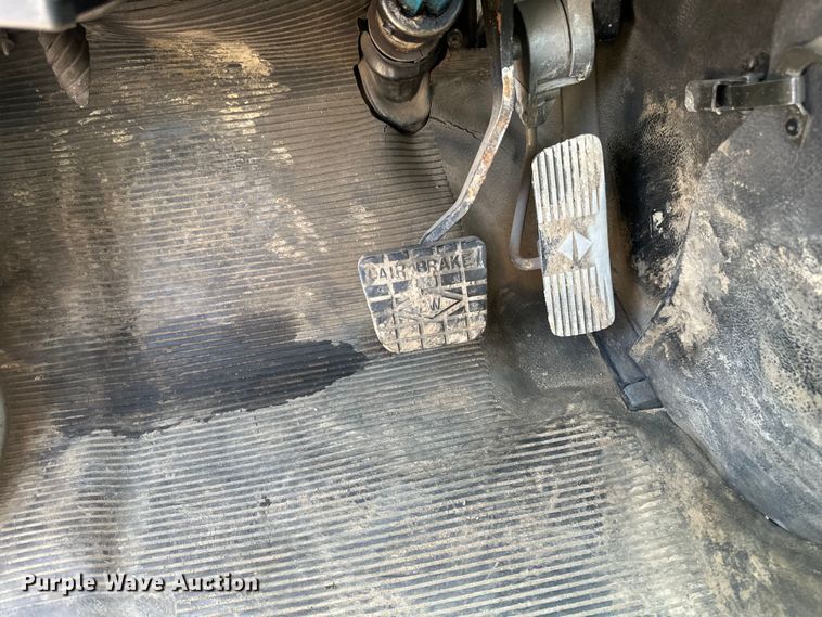 image for item EB2900 1999 International 2674 vacuum truck