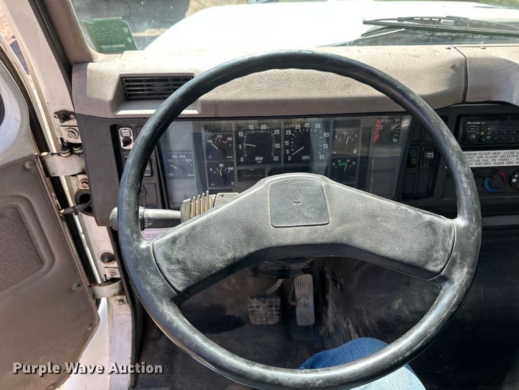 image for item EB2900 1999 International 2674 vacuum truck