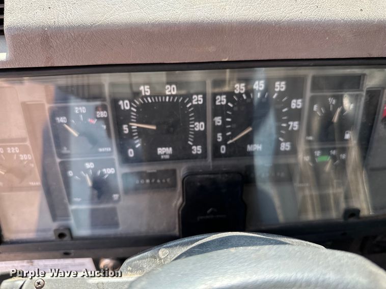 image for item EB2900 1999 International 2674 vacuum truck