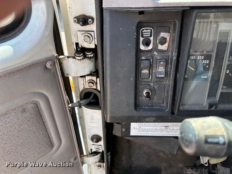 image for item EB2900 1999 International 2674 vacuum truck