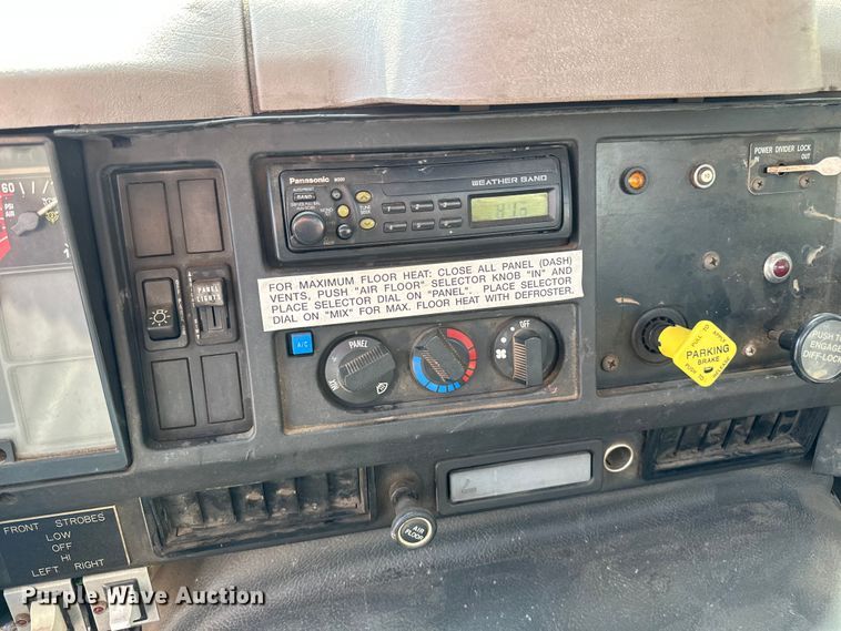 image for item EB2900 1999 International 2674 vacuum truck