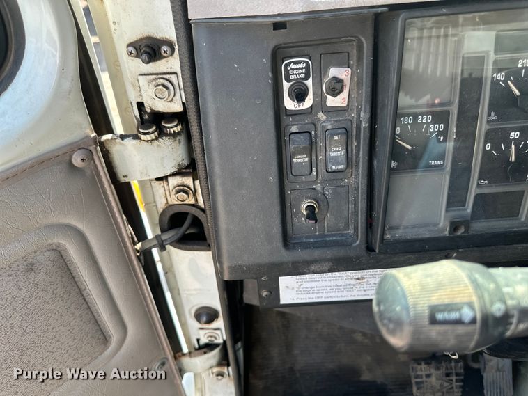 image for item EB2900 1999 International 2674 vacuum truck