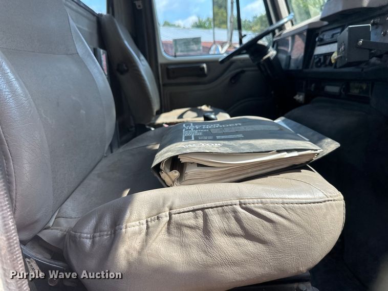 image for item EB2900 1999 International 2674 vacuum truck