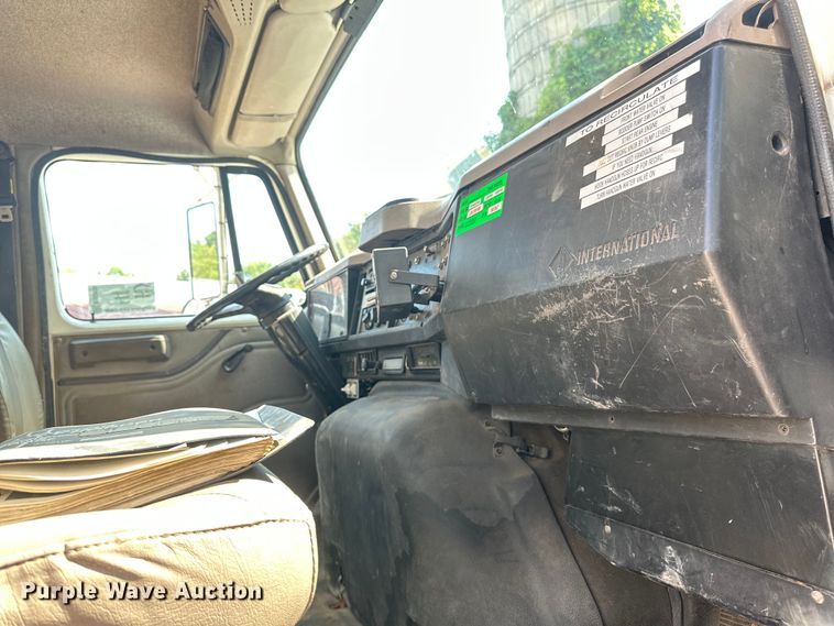 image for item EB2900 1999 International 2674 vacuum truck