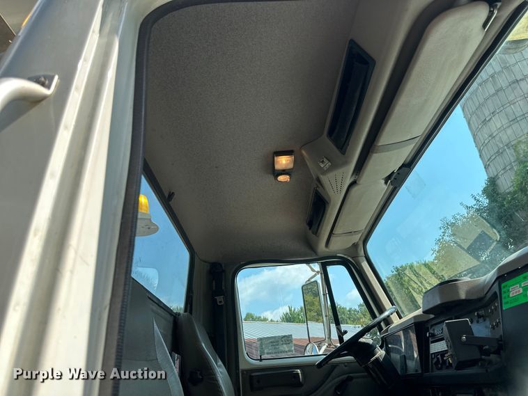 image for item EB2900 1999 International 2674 vacuum truck