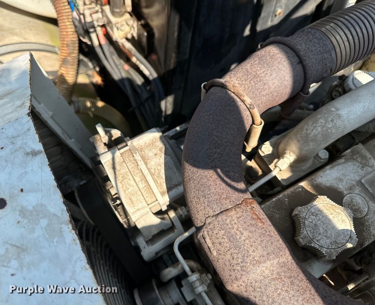 image for item EB2900 1999 International 2674 vacuum truck