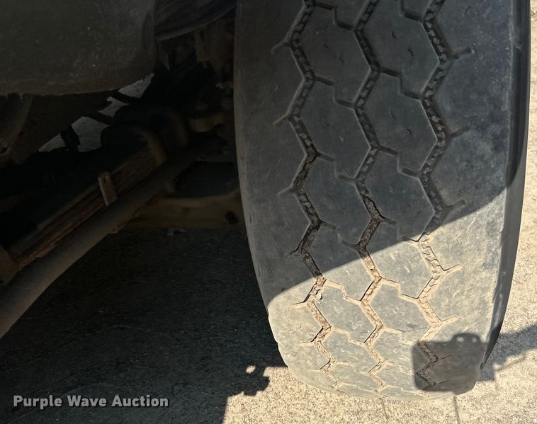 image for item EB2900 1999 International 2674 vacuum truck