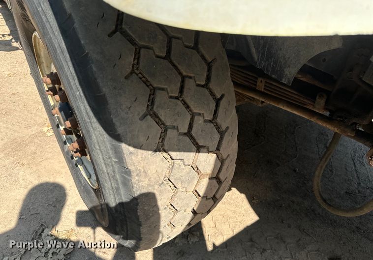 image for item EB2900 1999 International 2674 vacuum truck