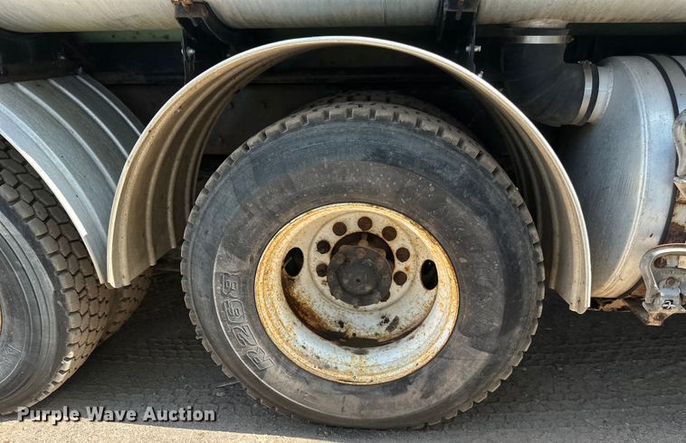 image for item EB2900 1999 International 2674 vacuum truck