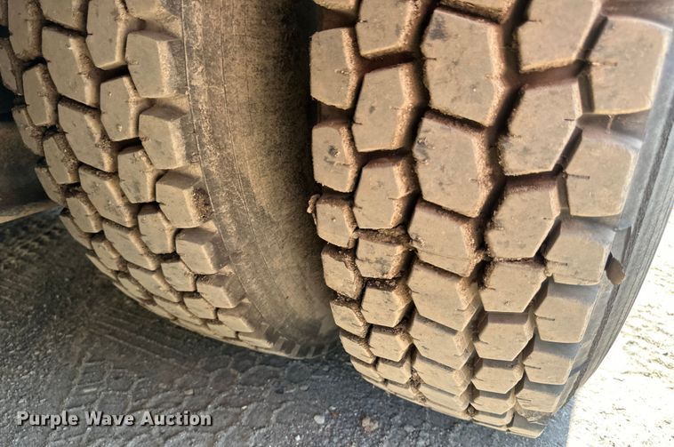 image for item EB2900 1999 International 2674 vacuum truck