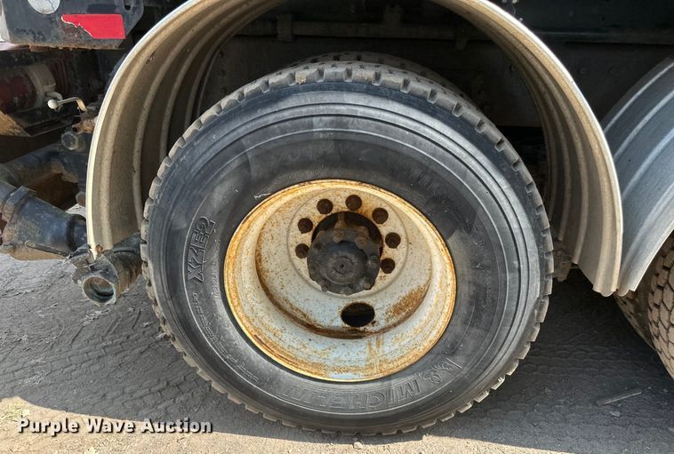 image for item EB2900 1999 International 2674 vacuum truck