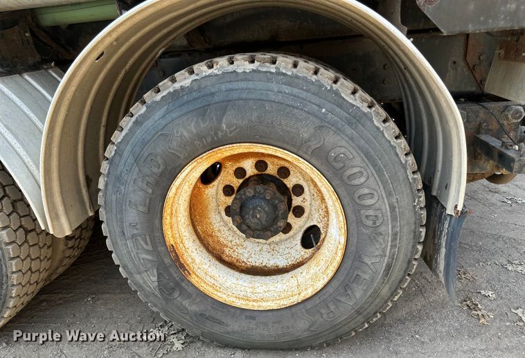 image for item EB2900 1999 International 2674 vacuum truck