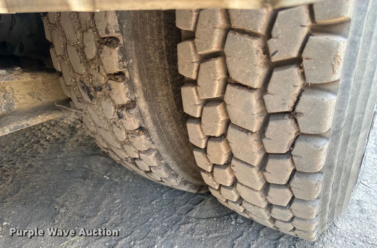 image for item EB2900 1999 International 2674 vacuum truck